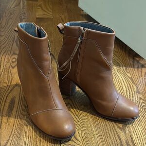 TOMS Tan Ankle Boots with Stacked Heel and Side Zipper